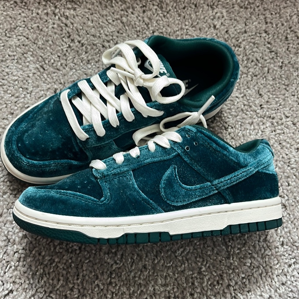 Nike Dunk size 5 Atomic Teal